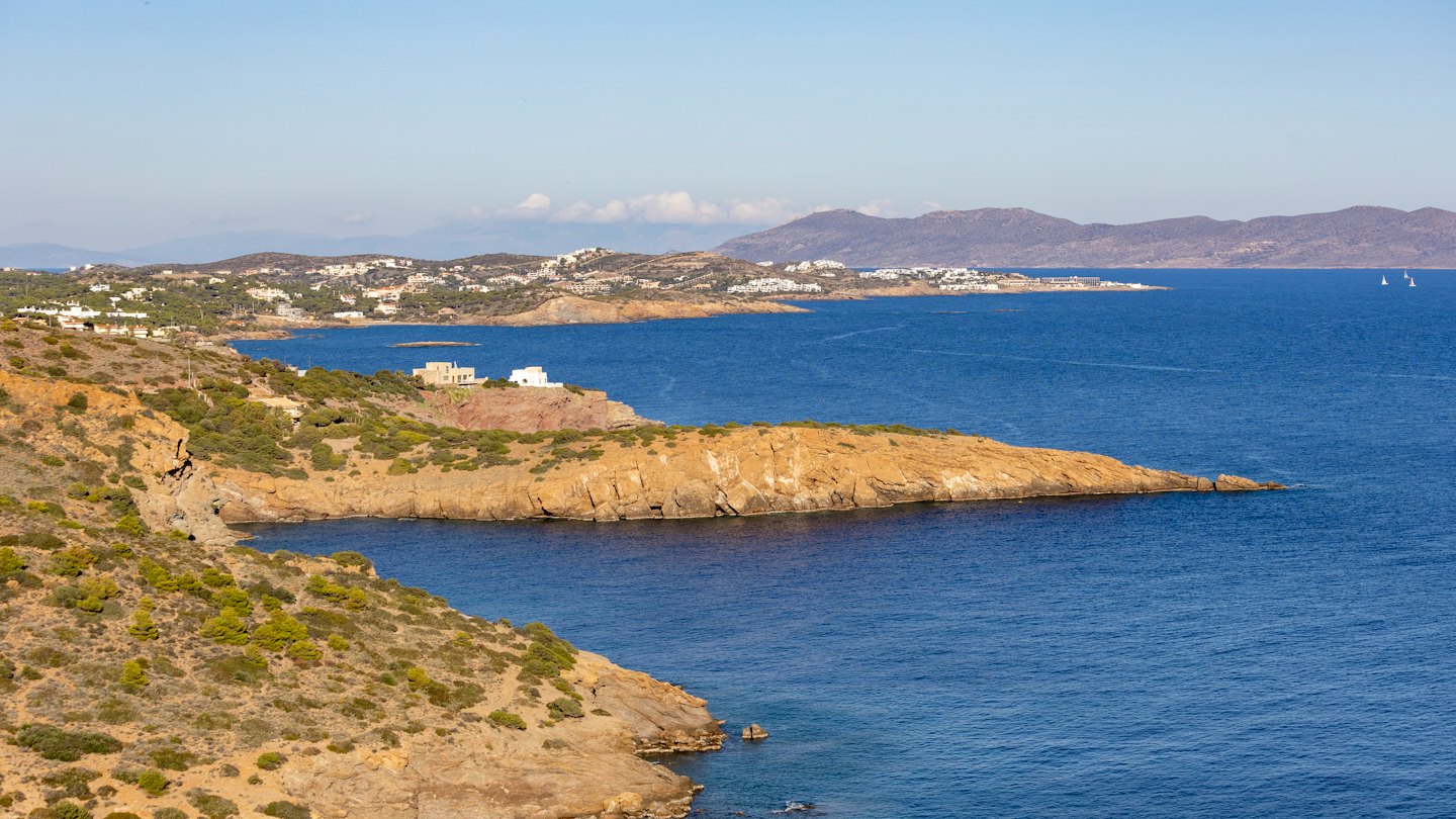 Ville bianche si affacciano sul Mar Mediterraneo lungo una costa rocciosa.